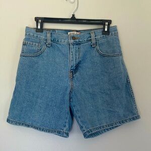 Levi’s - Size 4 Relaxed Jean Short Fit like a 2